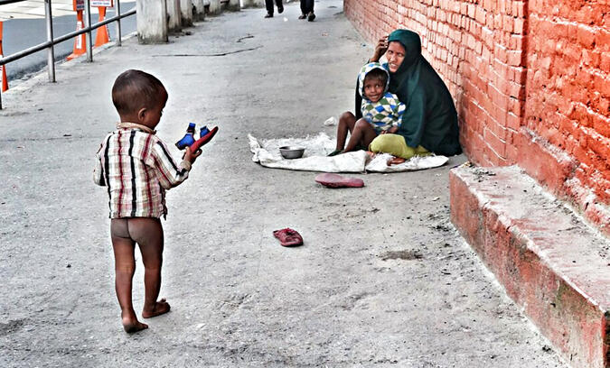 Tiggande barn på gatan, Kathmandu, Nepal