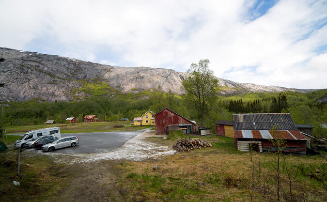 Ledens början vid vägs ände i Lakshola. 2015-06-17.