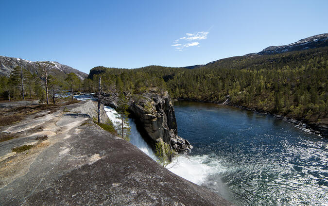 20 meter högt vattenfall vid Storskogvatnet - 2015-06-18.