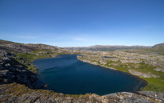 En 400 meter lång sjö 1,5 km väster om Ragohytta - 15:e augusti 2015.