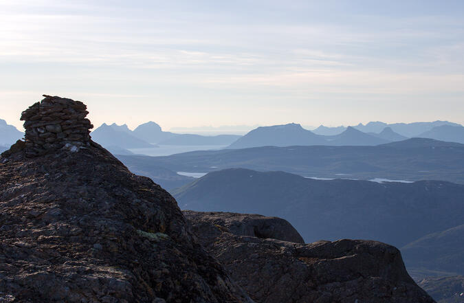 Toppen av Litlrago med Lofoten vid horisonten. 15:e augusti 2015 kl. 19:03.