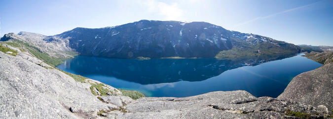 Panorama över Litlverivatnet och Lappfjellet från Biehtselåpptå - 2015-08-17 kl. 14:27.