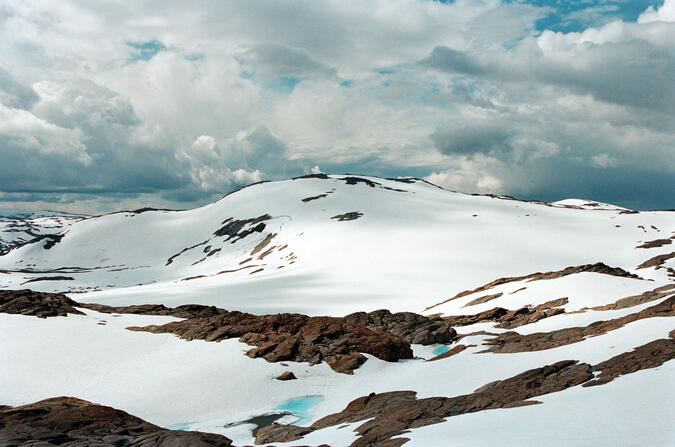 Goadasoaivi är ett 1220 meter högt berg på östra sidan av Lappfjellet - 2002-07-02 (negativ färgfilm)
