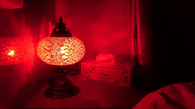 Röd turkisk lampa på mitt nattduksbord