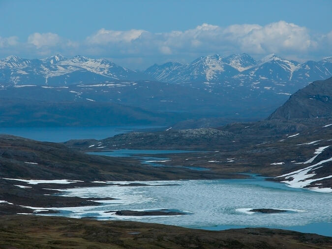 Utsikt mot öster med fjällen runt västra Sarvesvagge i bakgrunden. 2003-06-26 kl. 14:44.