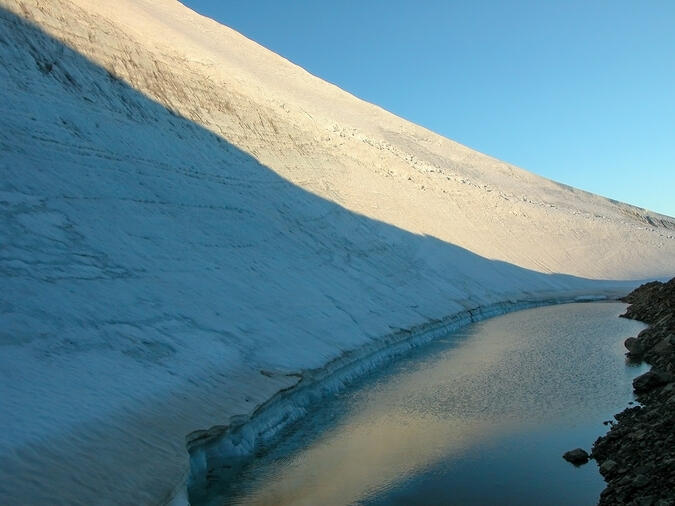 Ismuren där glaciären och Topp 1462 möts. 2003-06-28 kl. 21:29.