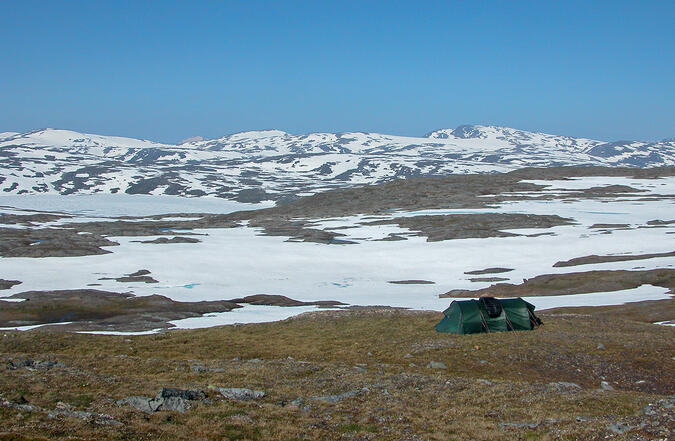 Tältplatsen på sydvästra sidan av Jågnåtjårro. I bakgrunden syns Goádasjoajvve, Litlrago och Ragotjåhkkå. Kl. 12:22.