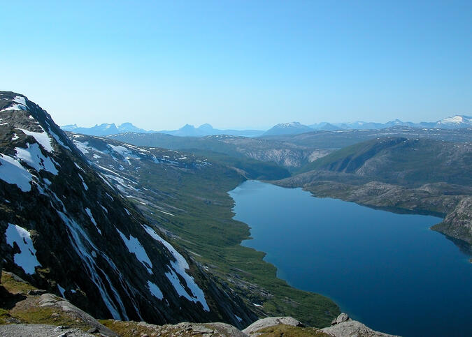 Litlverivatnet ligger 700 meter nedanför Linnéruta på Lappfjellet. 2003-07-01 kl. 15:23.