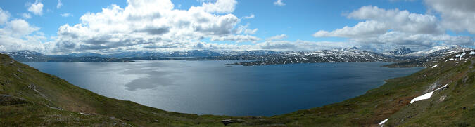 Panorama över Vastenjaure från Vielggisbákte. 2003-07-06 kl. 11:27.