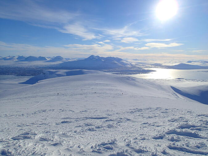 På väg ner från Kallaktjåkkå, med fin utsikt över Ahkka och Sarek.