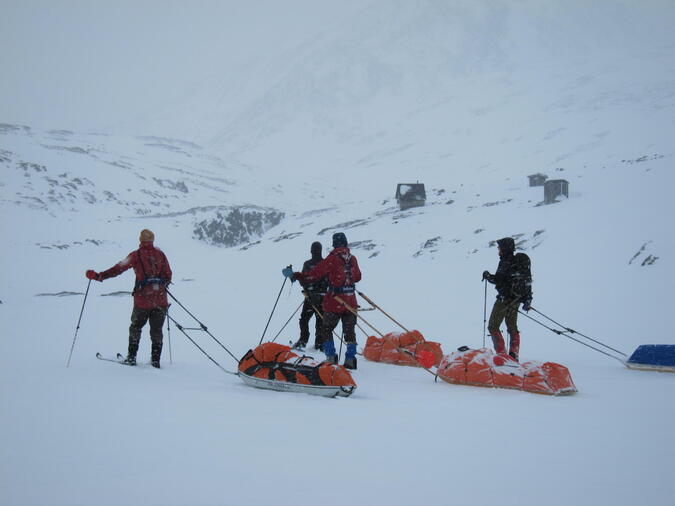 Nära stugan. Nu endast full fart ner i dalen och upp till stugan på andra sidan. Foto: Sten Gunnarson