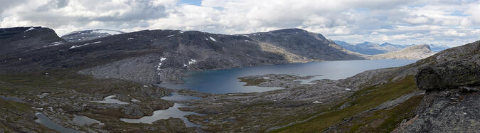 Amásjávrre ligger cirka 780 möh.