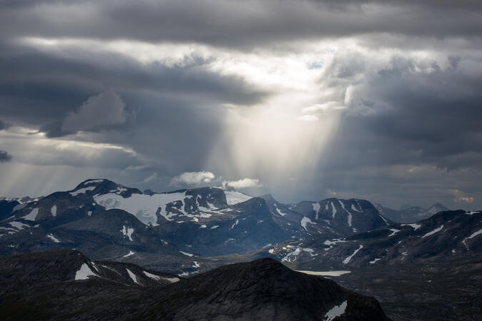 Är det Moses som får en uppsättning nya stentavlor på Reinoksfjellet?