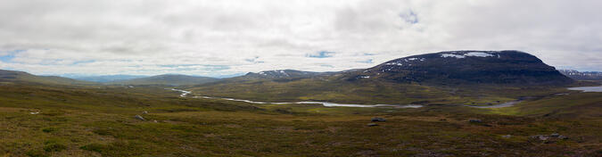 Sieberjåhkå slingrar sig fram genom ett i stort sett lättvandrat landskap.