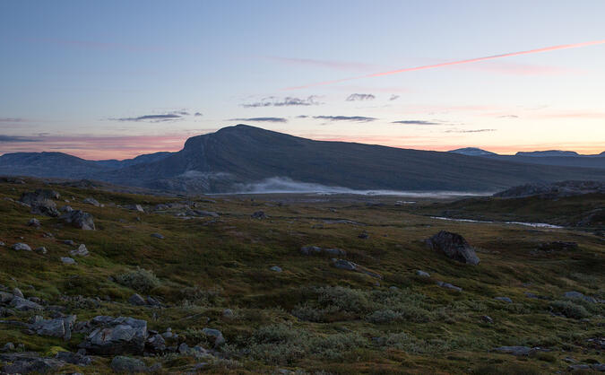 Utsikt mot norr från tältet kl. 4 på natten. Kalldimma vid Nordkalottleden.