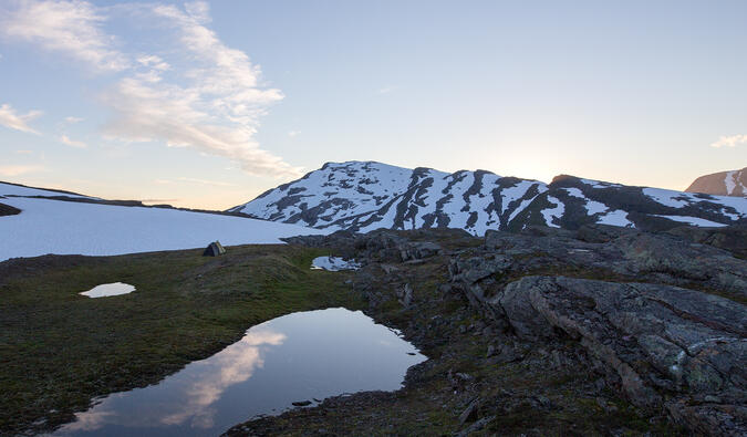 Den lilla bostaden i det stora landskapet.