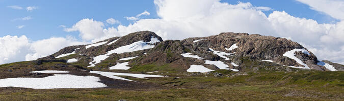 Det 847 meter höga Mellomfjellet på vars topp Rr 245A står, består av gabbro, diorit och ultrabasiska bergarter.