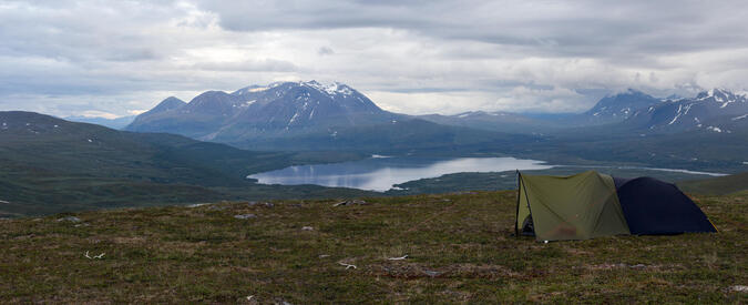 Utsikt mot Kutjaure och Áhkká från tältplatsen vid Gådotjåhkkås östra sida.