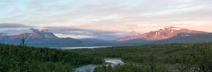 Utsikt från Kutjaurestugan mot Áhkká och Gisuris.