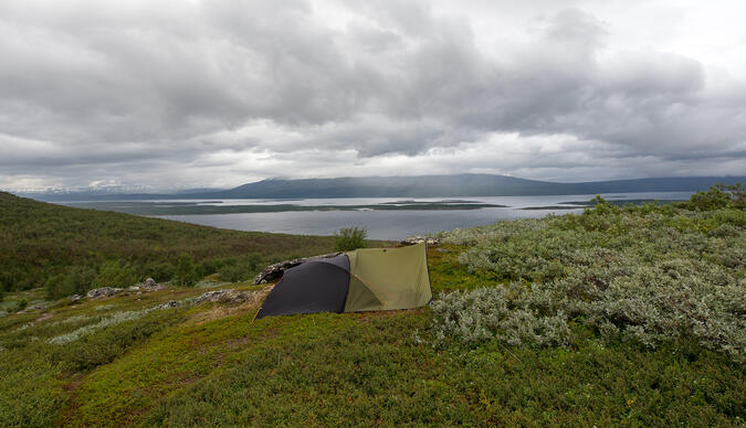 Tältplats dag 14 strax över trädgränsen. Avstod från att gå ner till Vaisaluoktastugan.