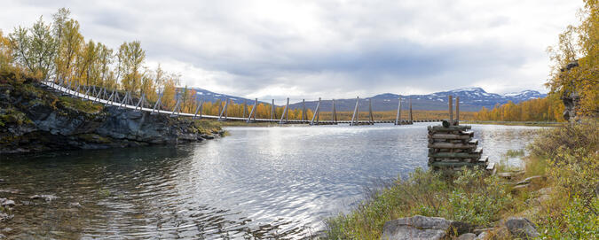 Bron över Ubmasjåhkå där den mynnar i Áhkájávrre.