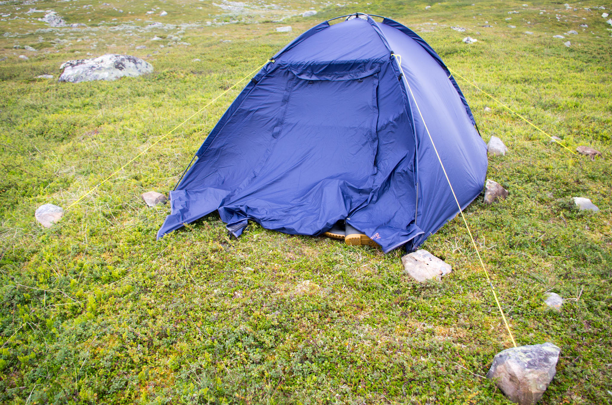 Elvah Fjällvandrare Utsidan Bild: Tält i regn och dis Utsidan