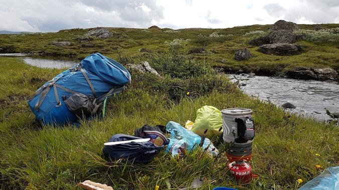 Rast med fika vid liten bäck