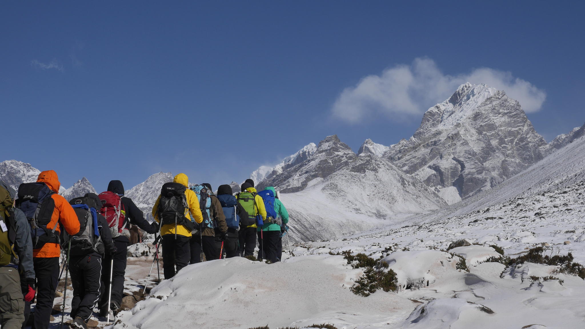 Vandring i högalpin terräng i Himalaya på vägen mot Everest Base Camp.