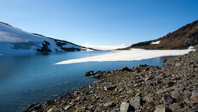 Den lilla sjön 1005 (norska kartan) i passet mellan Bajep Sårjåsjávrre och Skagmadalen. 