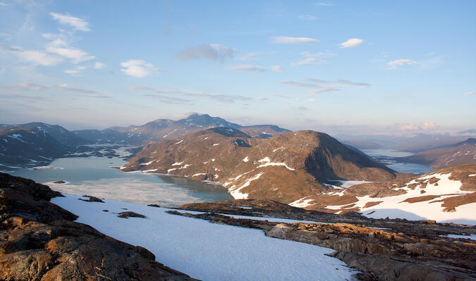 Blåmannsisvatnet i Skagmadalen till vänster - Bajep och Vuolep Sårjåjávrre till höger.