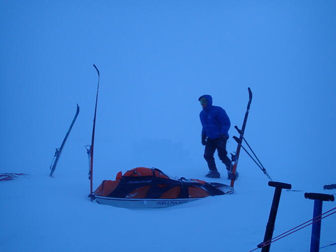 Blåsigt och snödrev på kvällen.