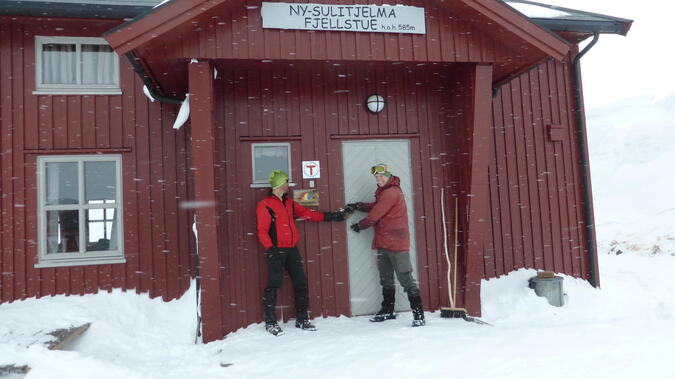 Hjälp! Vi kommer inte in i stugan! Foto: Anders Ahnesjö