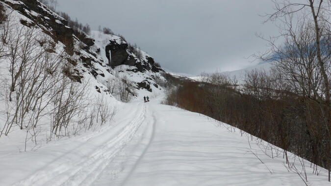 På ner längs den slingrande vägen till samhället Sulitelma. Foto: Anders Ahnesjö