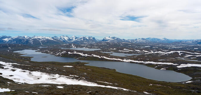 Vy mot SV från 1430 på Álátjåhkkå. Sjöarna är Álájávrre, Liemakjávrre, Rissájávrre och Lulep Rissájávrre.