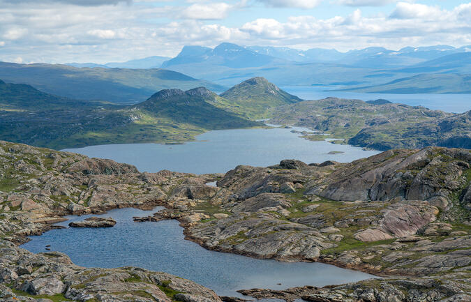 Vy från Mellomfjellet mot Miehtjerjávrre och Oarjep Slahpetjåhkkå. Man ser även Sallohaure.