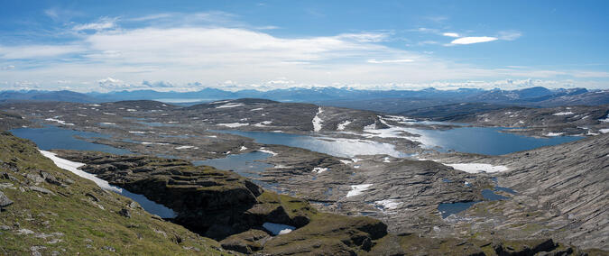 Hurrejávrre och andra sjöar på drygt 960 meters höjd i Hurre.