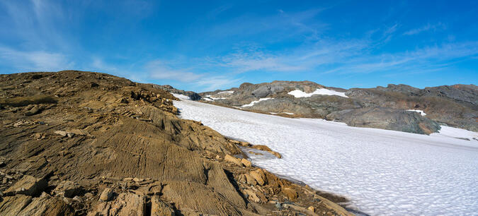 Gulaktig sandsten och ultrabasiska bergarter på Hurre.