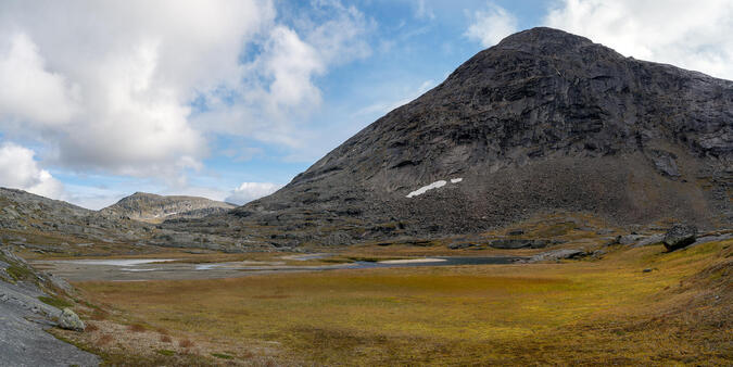 5. Ræhtjatvágge och sjö 783 vid nordsidan av Langfjellet.