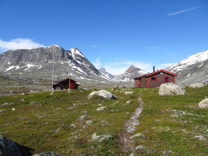 Hundalshyttan är lättillgänglig och ligger ytterst vackert.