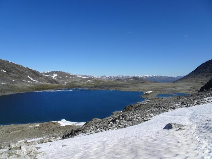 Sten, sten, sten på väg mot Gautelisvatnet. Sikt mot Caihnavagge.