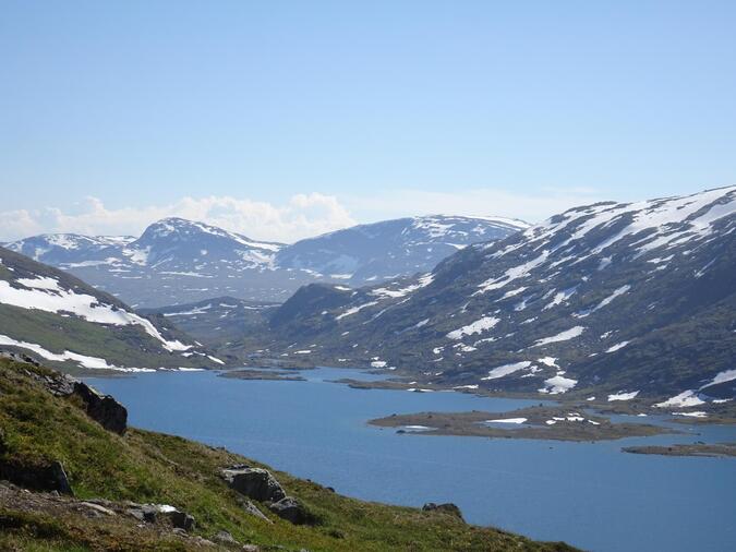 På väg ner mot Baugvatnet.