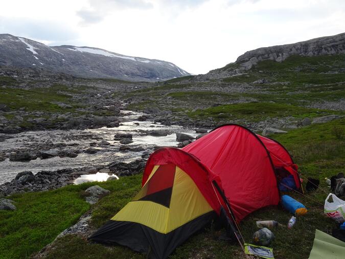 Inte helt enkelt att hitta tältplats på lagom avstånd mellan Røjsvatnet och Hellemobotn.