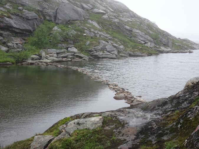 Stenbro på väg mot Hellemobotn.