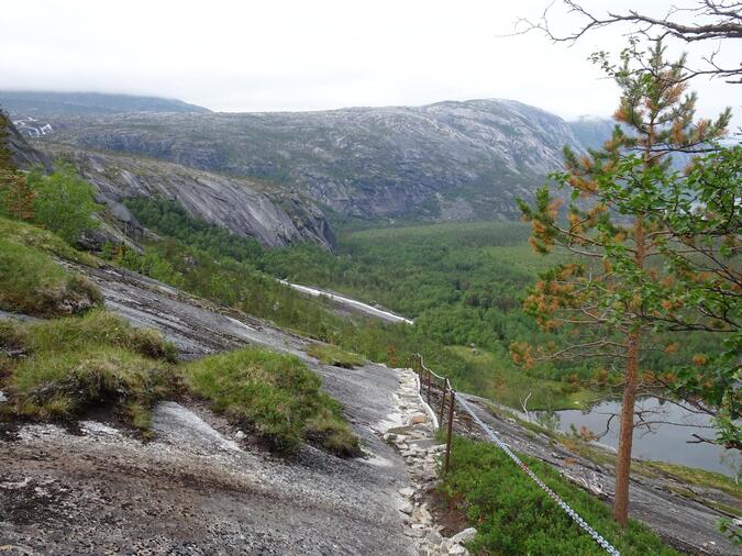 På väg ner i fjorden. Hellemobotningarna har gjort ett fantastiskt arbete för att göra leden trygg.