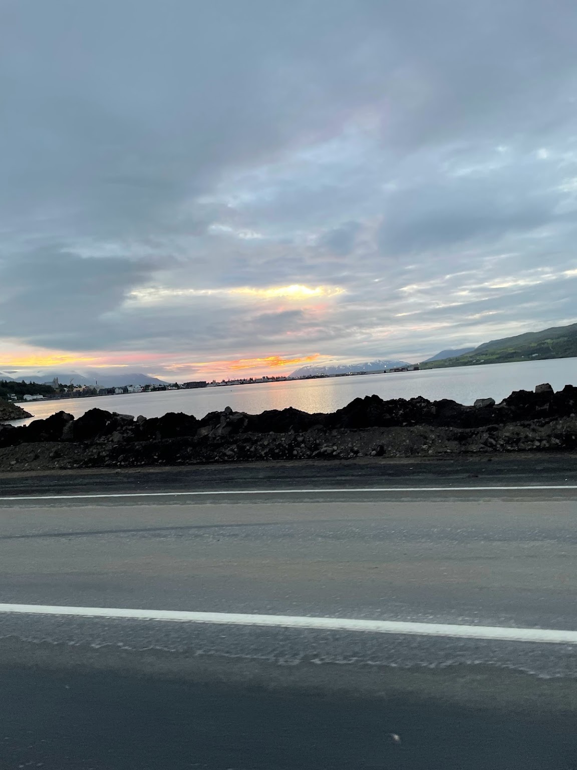 Kl. 00:00 i Akureyri, strax söder om polcirkeln i midsommartid