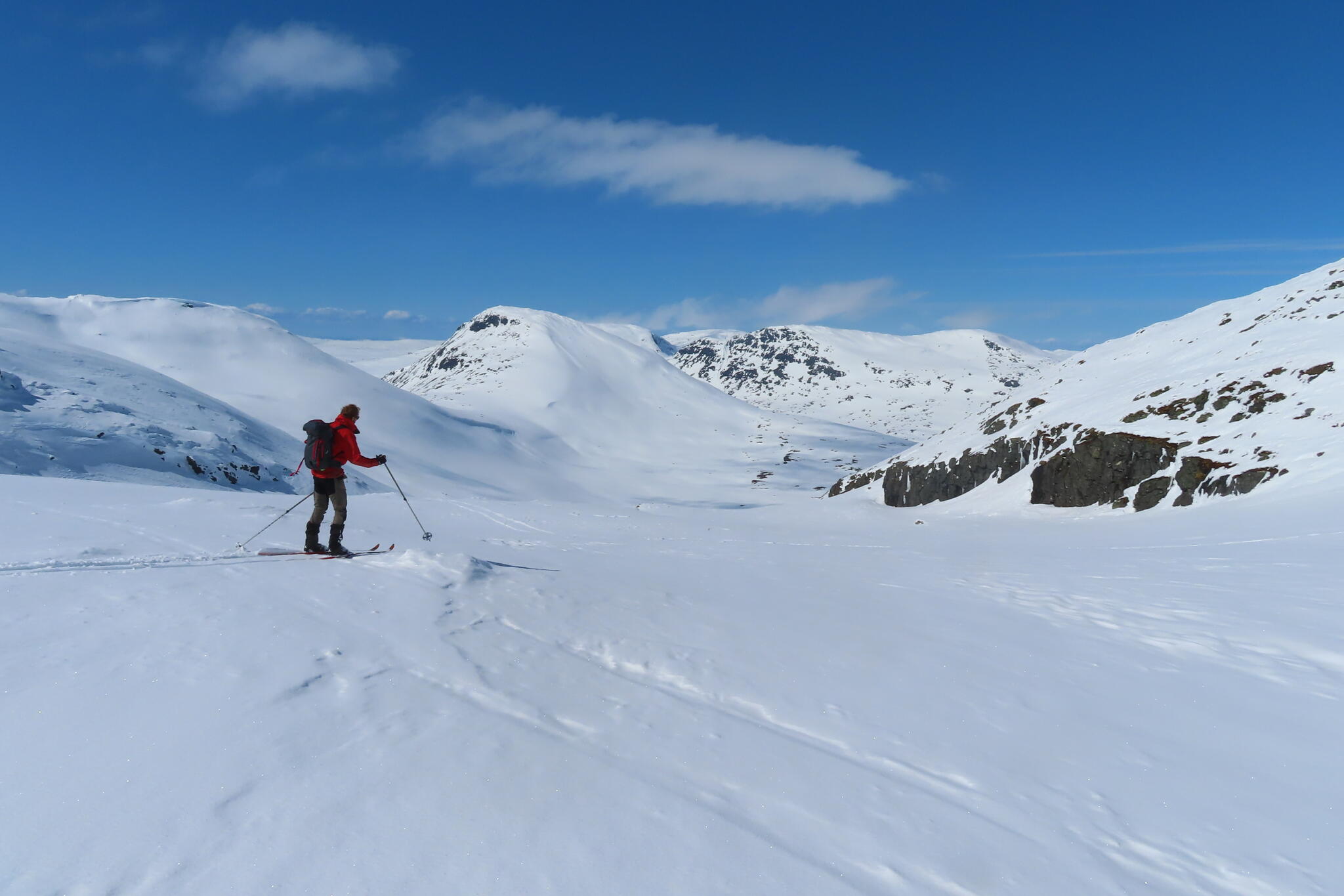 På väg nerför Jorpetjahke. Fantastiskt fin vårsnö att åka i. Mjukt och väl bärigt.