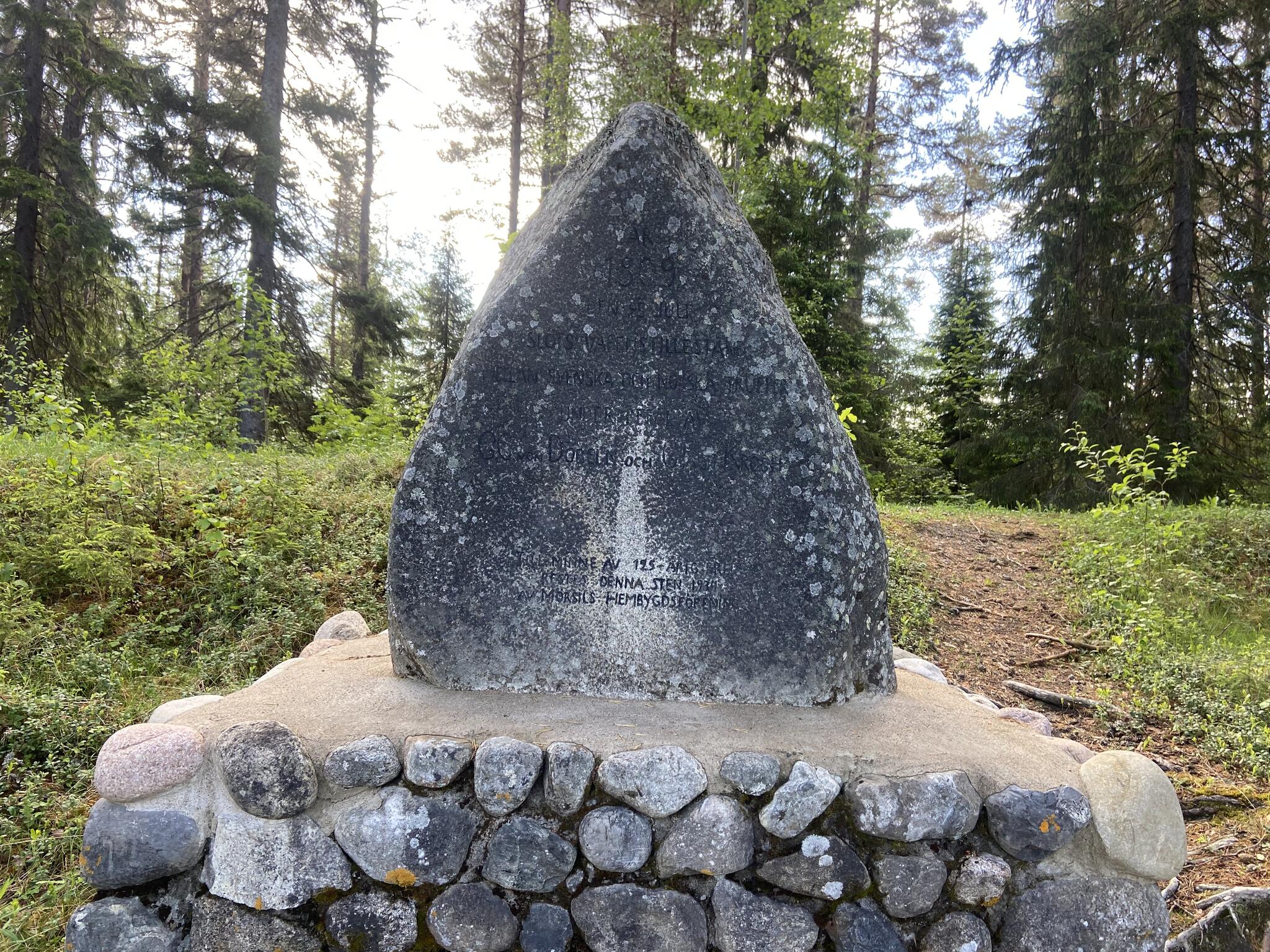 Fredsstenen är ett minne från 1809 när svenska trupper tvingade tillbaka en dansk militär styrka mot den norska gränsen och fred slöts.