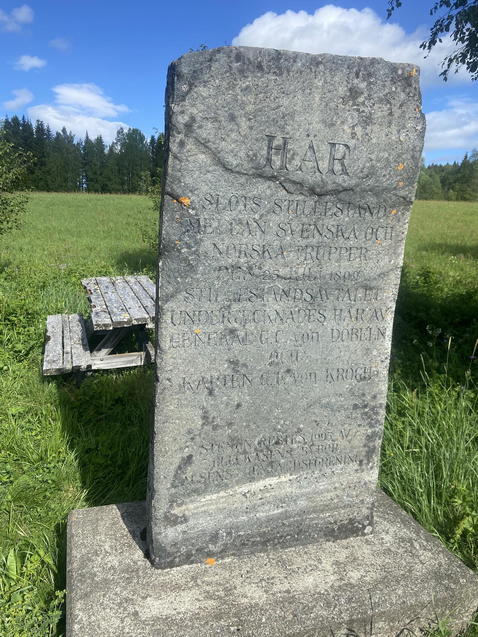 På den här stora stenen står det att det var vid denna plats som stilleståndsavtal tecknades mellan svenska och norska trupper 1809.