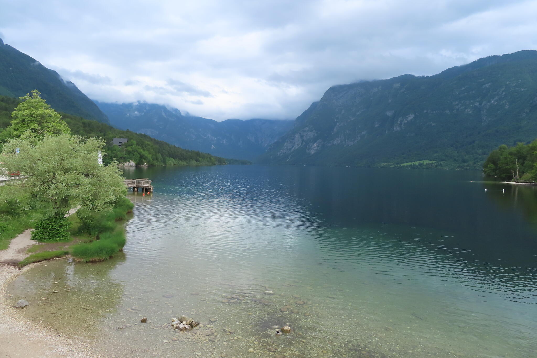 Vid utloppet på sjön. Fin vy och en hel del turister. Här börjar tydligen Sloveniens kortaste flod, då den byter namn efter endast några få hundra meter då den går samman med en annan flod.