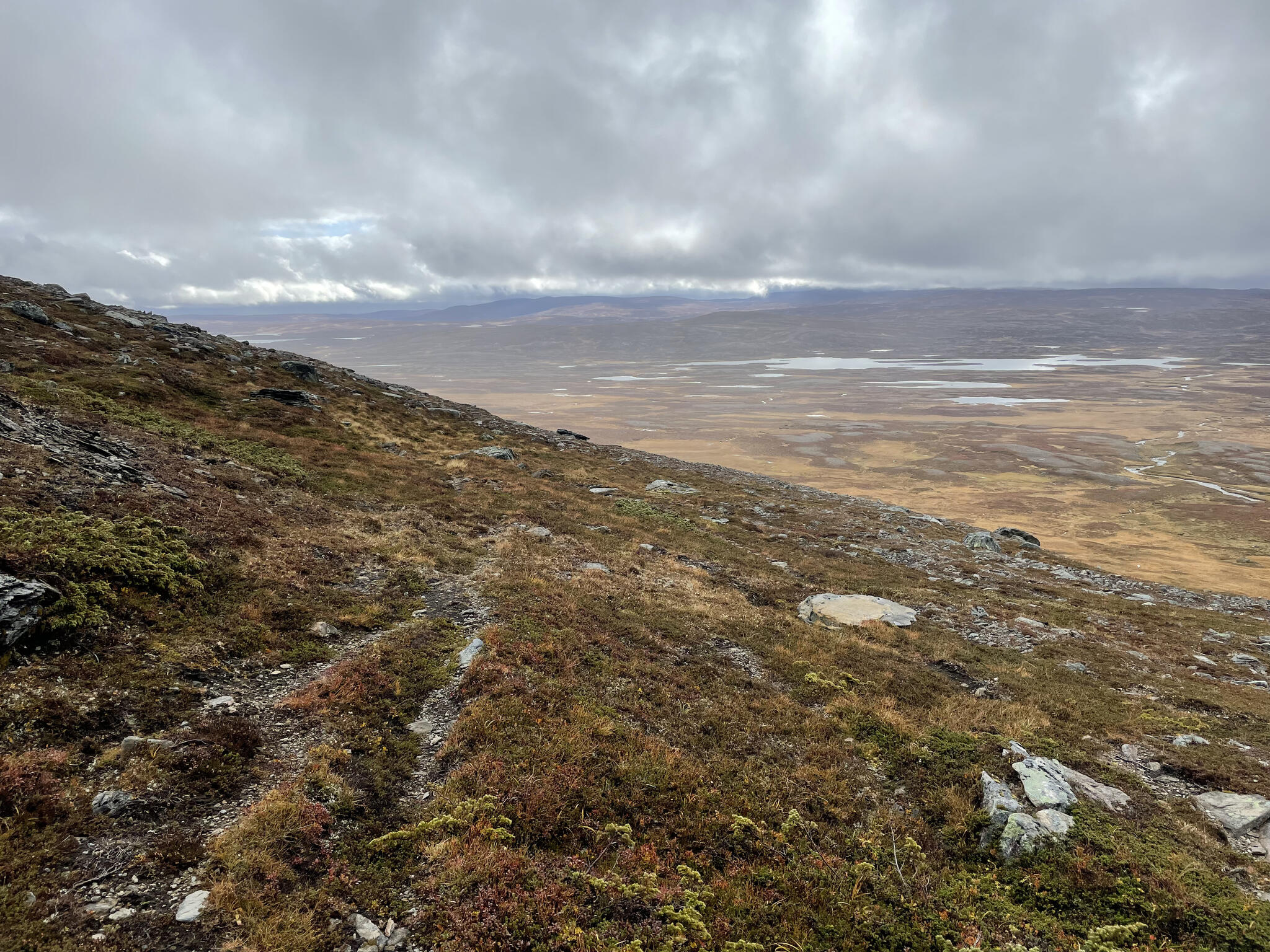 På väg runda Helags baksida på väg mot leden På väg runda Helags baksida på väg mot leden
